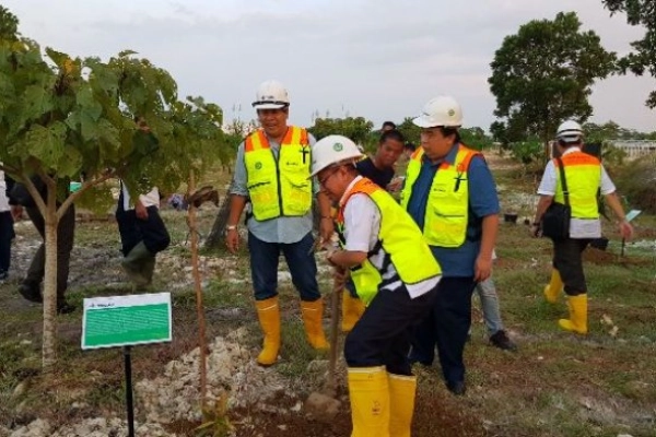 Galeri Galeri 2 1 kegiatan_kunjungan_kebun_reklamasi_air_jangkang_oleh_komisi_vii_dpr_ri_dan_pt_timah_tbk_20180429_223506